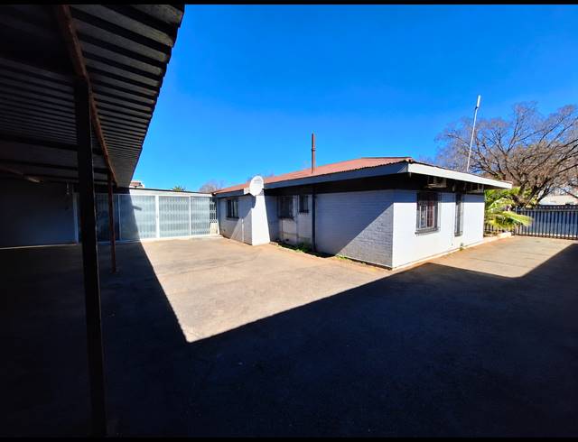 6 BEDROOM HOUSE FOR SALE IN VANDERBIJLPARK CW 1